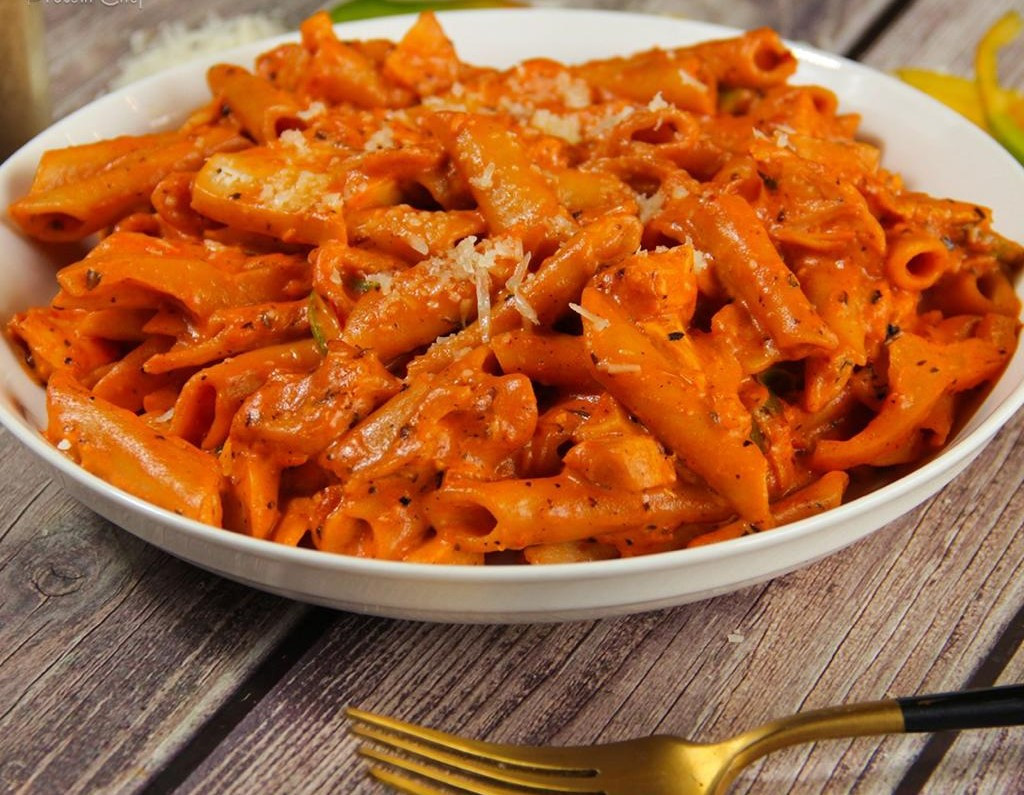 Pink Sauce Chicken Pasta (CALORIES: 390 PROTEINS: 52.5 Grams FATS: 6.15 Grams)