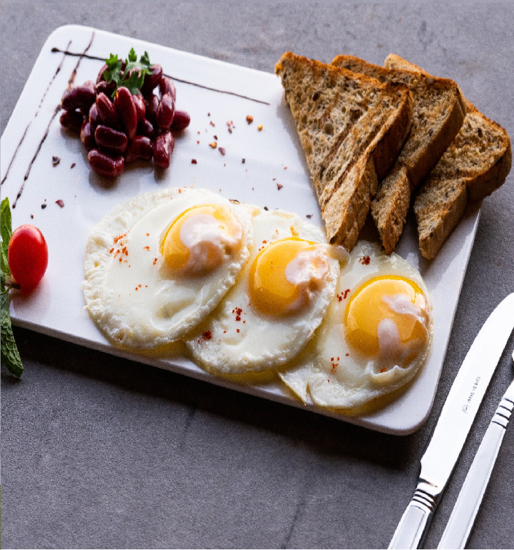 The American Breakfast (CALORIES: 330 PROTEINS: 30.1 G FATS: 13.9 G)