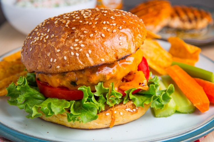 Buffalo Chicken Burger (CALORIES: 415 PROTEINS: 32 G FATS: 23 G)